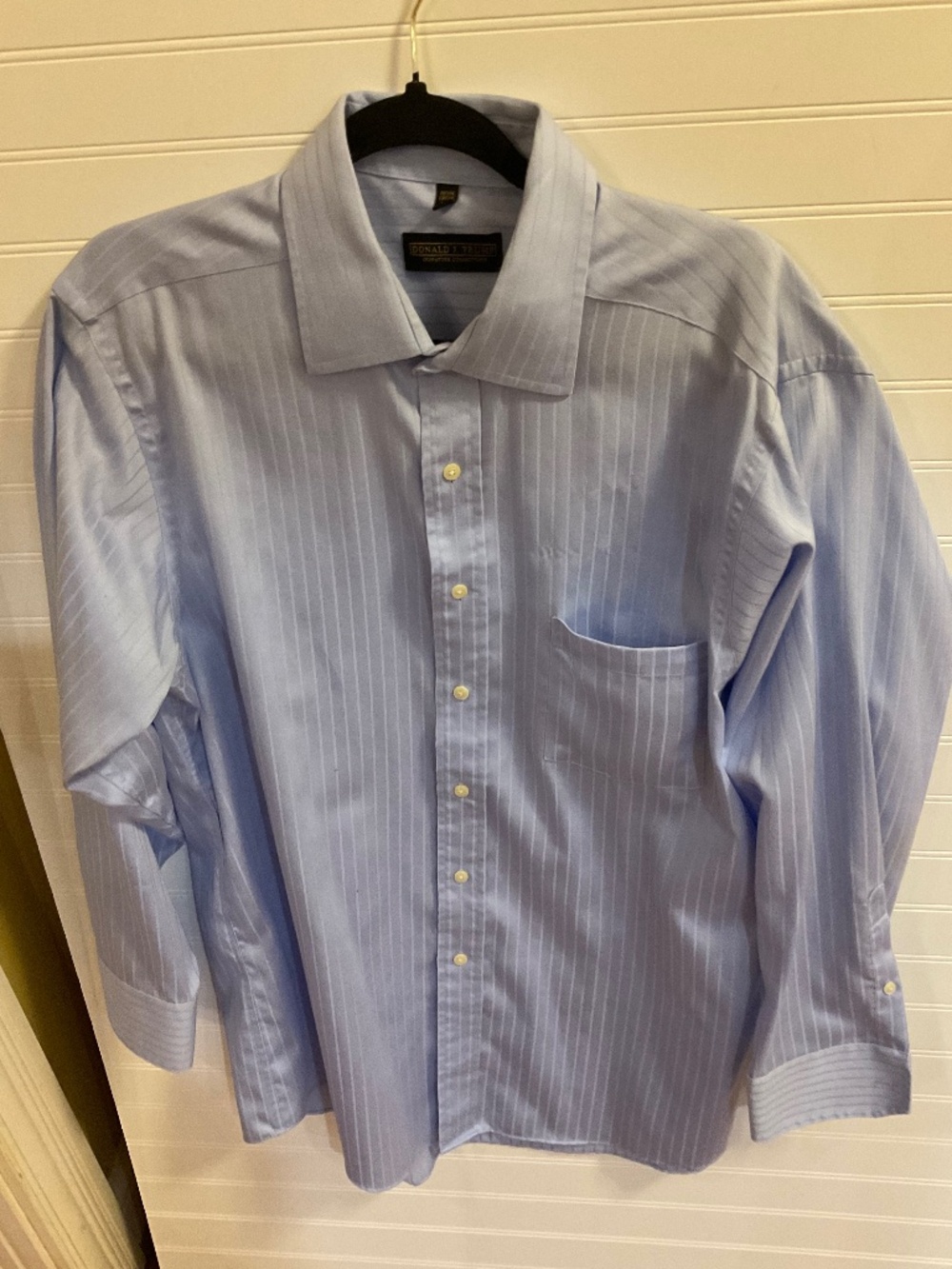 Donald J Trump Signature Collection Non Iron Shirt Size: 16 1/2. 32/33 Pre Owned